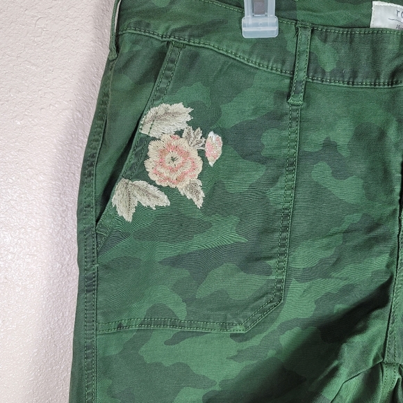 Torrid Green Camo Floral Stretch Fit Shorts DeminSz 16 - Picture 2 of 8